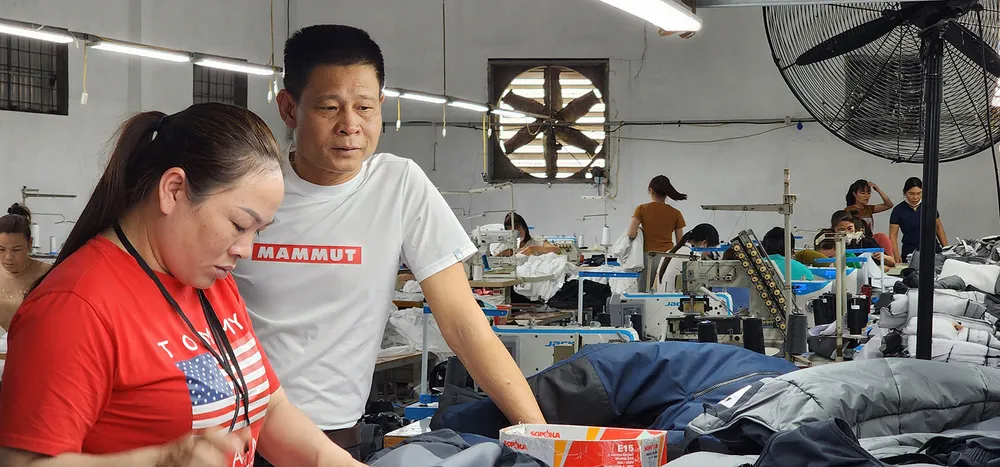 Anh Hiếu hướng dẫn công nhân thực hiện sản phẩm may theo đúng quy chuẩn quốc tế