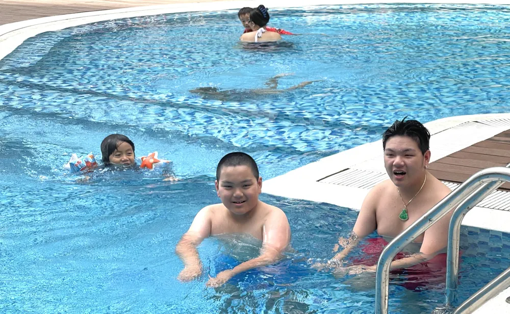 Trẻ em tắm tại hồ bơi ở chung cư Florita, quận 7, TPHCM. Ảnh: HOÀNG HÙNG