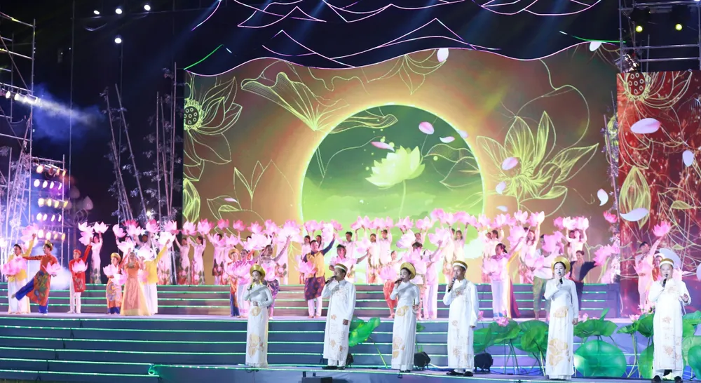 Chương trình nghệ thuật “Từ Làng Sen đến thành phố Hồ Chí Minh”