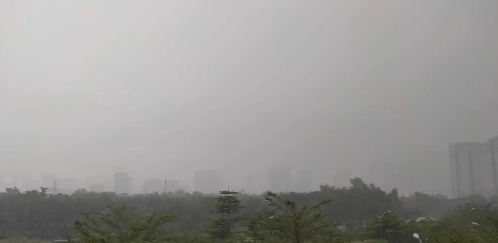 Mưa dông ở TPHCM trưa 21-5. Ảnh: QUỐC ANH