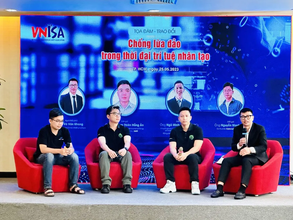 Các chuyên gia an ninh mạng đang trao đổi thông tin tại hội thảo "Cảnh báo rủi ro và phòng, chống lừa đảo qua mạng". Ảnh: Báo Tin tức
