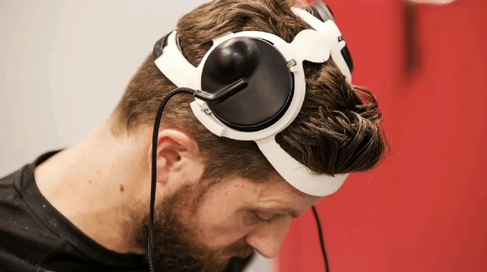 Anh Oskam sau khi được cấy ghép thiết bị giúp đi lại