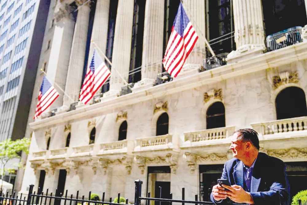 Phố Wall trượt dốc trước nỗi lo tình trạng vỡ nợ công ngày càng trầm trọng. Ảnh: AP