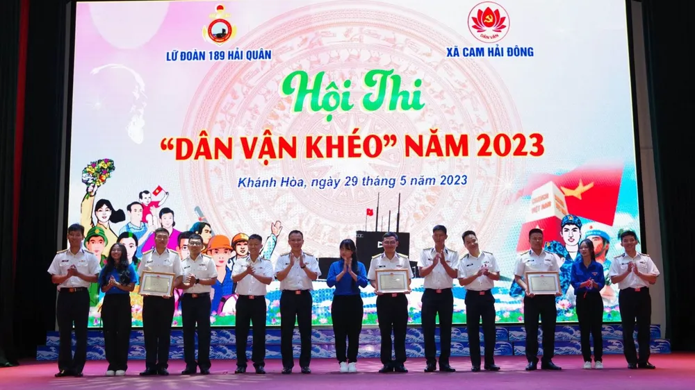 Trao giải các đội tham gia hội thi