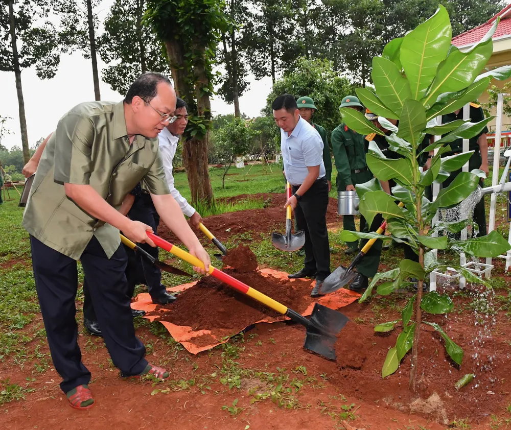 Đồng chí Nguyễn Hồ Hải trồng cây tại Sư đoàn 302. Ảnh: VIỆT DŨNG