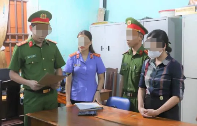 Cơ quan chức năng đọc lệnh khám xét nơi làm việc của Nguyễn Thị Mai. Ảnh: Công an Hà Tĩnh