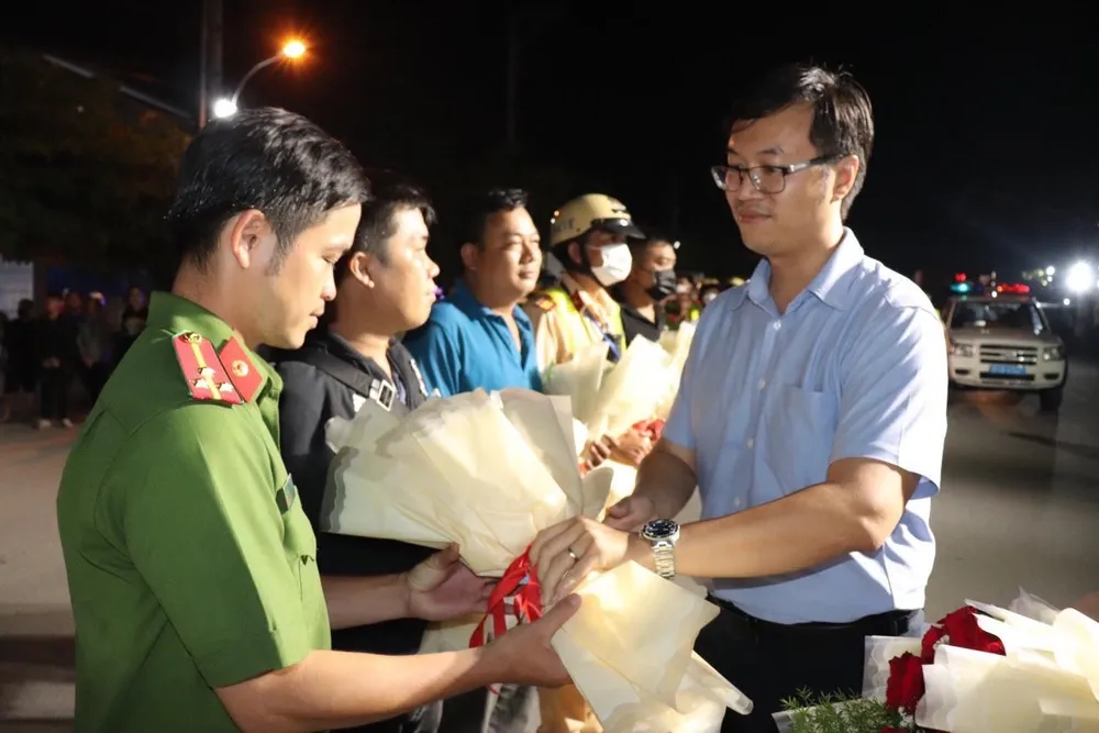 Lãnh đạo UBND quận Bình Tân (TPHCM) tặng hoa chúc mừng các lực lượng tham gia diễn tập chống đua xe trái phép