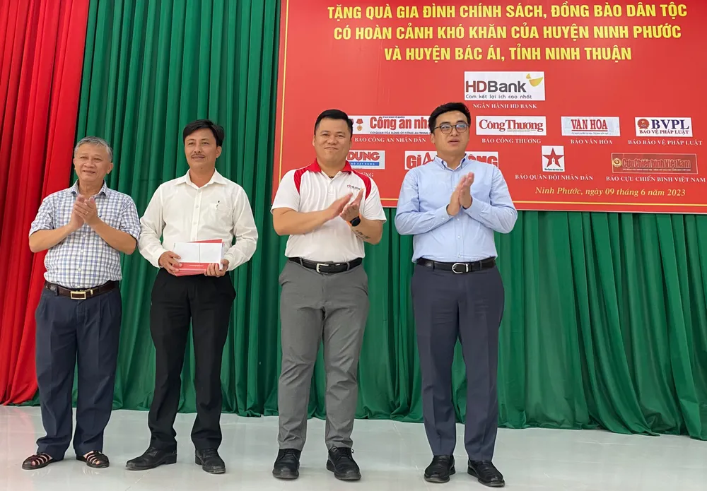 Đồng chí Đặng Mạnh Trung (bìa trái) cùng đơn vị tài trợ trao quà đến huyện Bác Ái. Ảnh: KIỀU PHONG