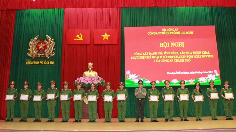 Thiếu tướng Lê Hồng Nam khen thưởng các cá nhân, tập thể có thành tích xuất sắc