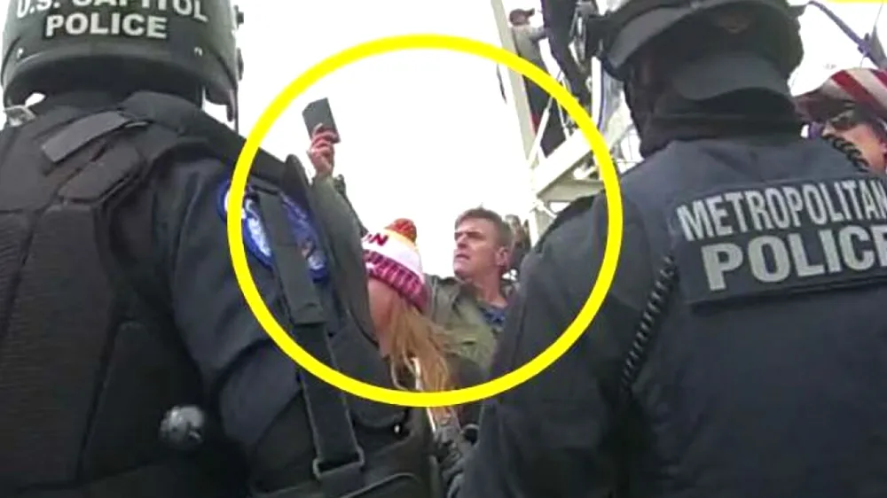 Johnston bị cáo buộc đã nhắn tin cho một cộng sự cũ, người đã giúp nhận diện các bức ảnh của Johnston ngày hôm đó