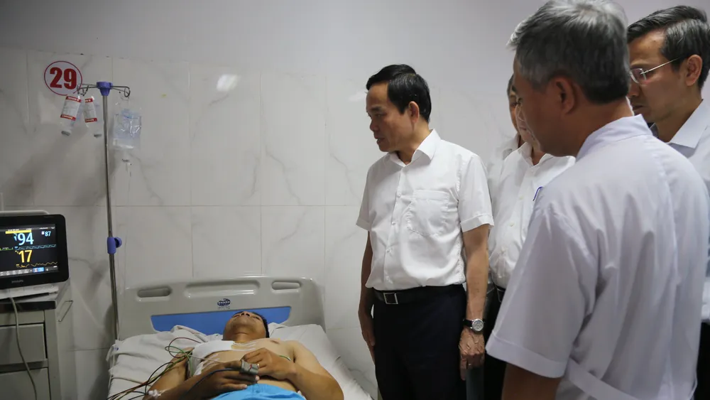 Phó Thủ tướng Trần Lưu Quang đến thăm và động viên cán bộ công an bị thương trong vụ việc