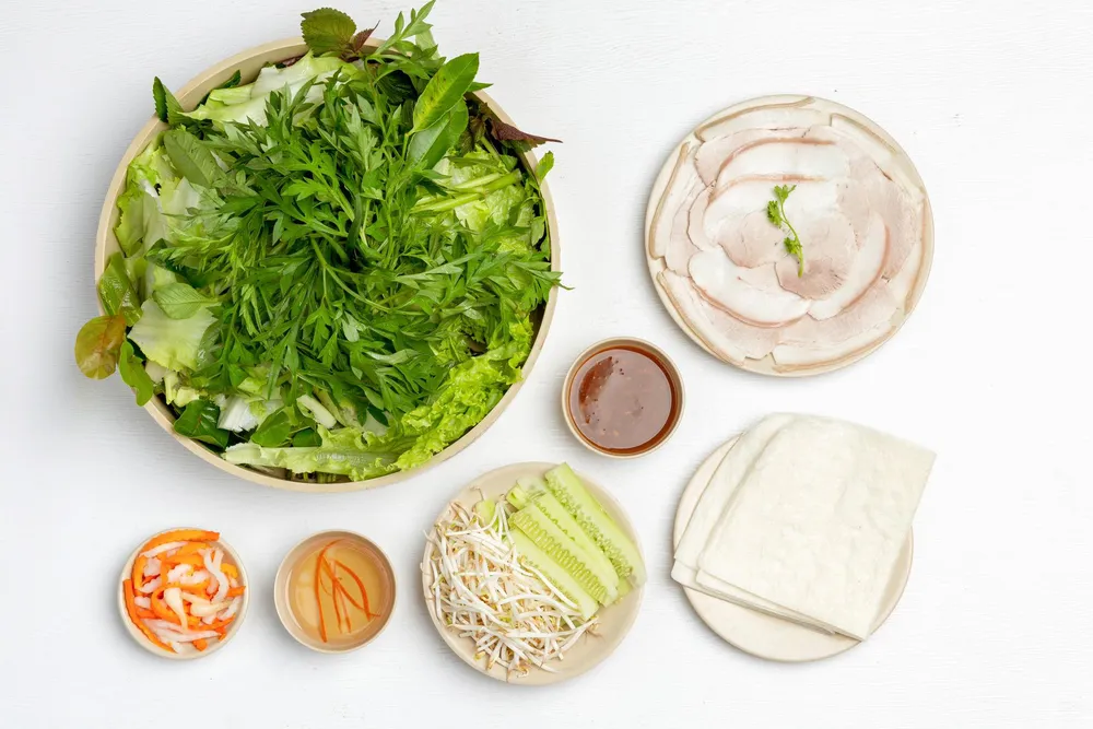 Thịt bắp bò cuốn bánh tráng phơi sương Trảng Bàng, rau rừng một trong những đặc sản trứ danh ở Hoàng Ty