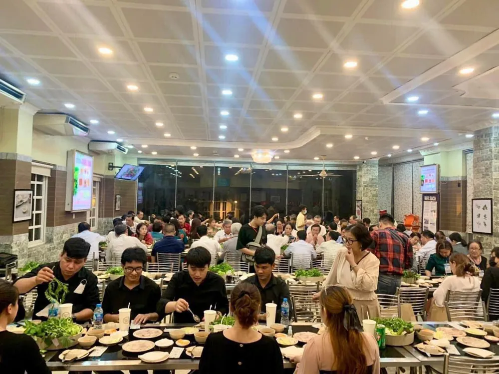 Khách hàng thưởng thức ẩm thực tại Hoàng Ty