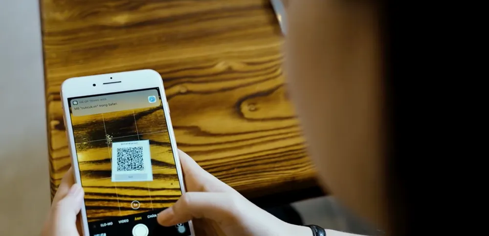 Khách hàng chủ động gọi món bằng mã QR tại nhà hàng Cơm gà Thượng Hải (Một trong những thương hiệu thuộc Hoàng Ty Group, tọa lạc tại 21-23 Võ Văn Tần, phường Võ Thị Sáu, quận 3)