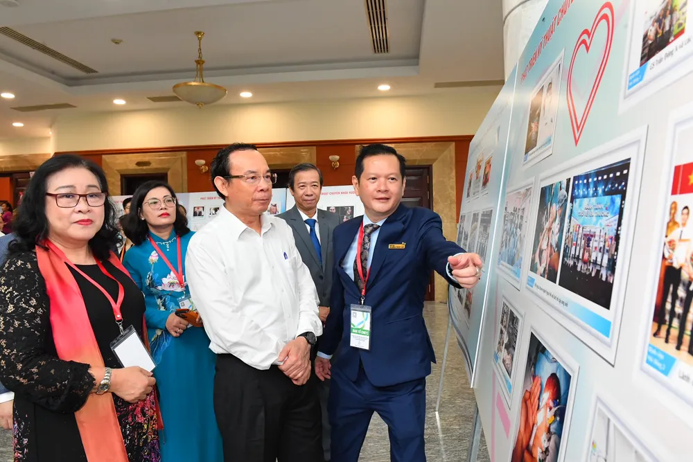 Bí thư Thành ủy TPHCM Nguyễn Văn Nên xem triển lãm về thành tựu y tế TP tại hội nghị. Ảnh: VIỆT DŨNG Bí thư Thành ủy TPHCM Nguyễn Văn Nên xem triển lãm về thành tựu y tế TP tại hội nghị. Ảnh: VIỆT DŨNG