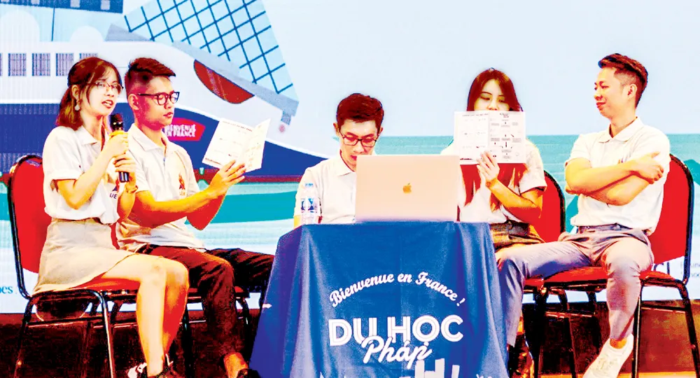 Dương Thị Mai Lan (bìa trái) tại Diễn đàn du học Pháp