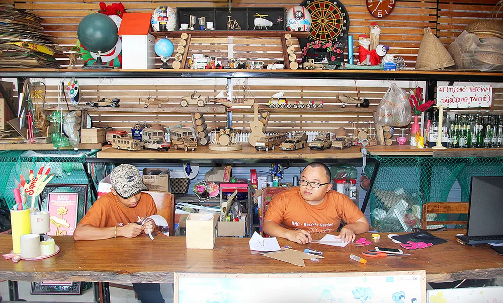 Những chai lọ, bao bì carton, giấy báo cũ, túi ni lông, vỏ kẹo… được “biến hóa” thành những mô hình, đồ dùng hữu ích Những chai lọ, bao bì carton, giấy báo cũ, túi ni lông, vỏ kẹo… được “biến hóa” thành những mô hình, đồ dùng hữu ích