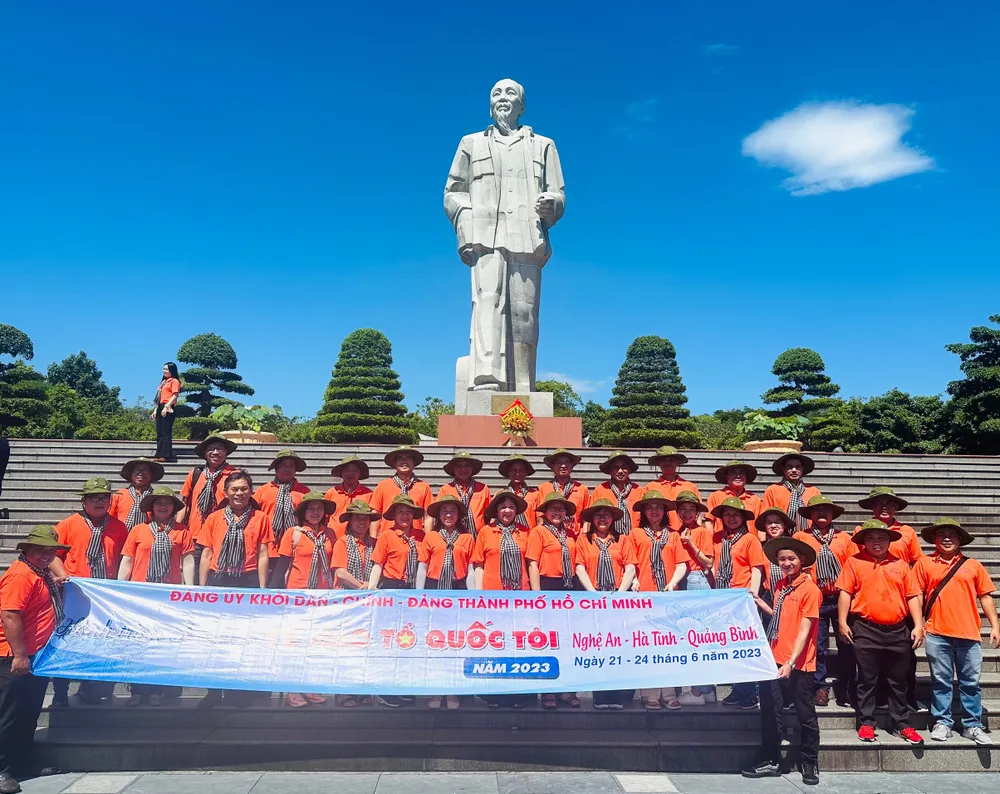 Đoàn đến Quảng trường Hồ Chí Minh chuẩn bị dâng hoa Chủ tịch Hồ Chí Minh. Ảnh: TRỌNG NGHI