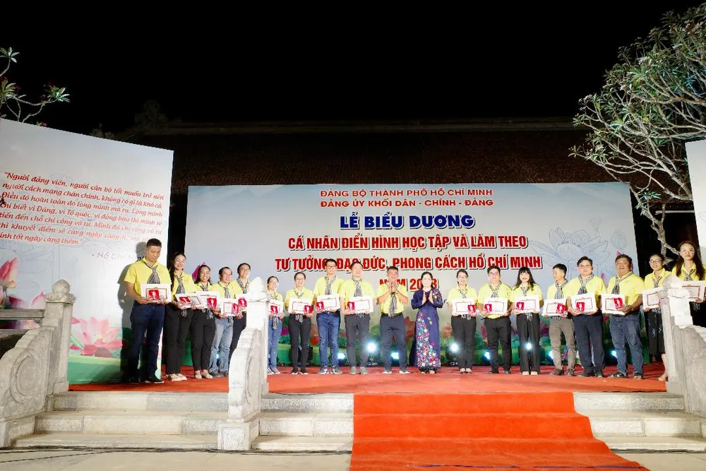 Lễ tuyên dương điển hình học tập và làm theo tư tưởng, đạo đức và phong cách Hồ Chí Minh tại Khu di tích quốc gia đặc biệt Kim Liên, huyện Nam Đàn, tỉnh Nghệ An. Ảnh: TRỌNG NGHI