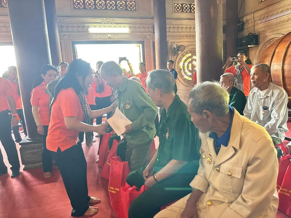 Lãnh đạo Đảng ủy khối Dân – Chính – Đảng TPHCM thăm hỏi và tặng quà cựu Thanh niên xung phong tại Khu di tích lịch sử Truông Bồn (huyện Đô Lương). Ảnh: TRỌNG NGHI