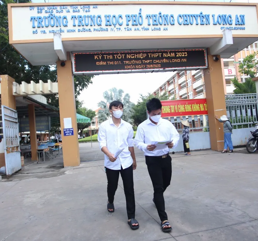 Các thí sinh nhận định, đề thi bám sát chương trình học, học sinh học trung bình, khá có thể đạt điểm khá. Ảnh: NGỌC PHÚC Các thí sinh nhận định, đề thi bám sát chương trình học, học sinh học trung bình, khá có thể đạt điểm khá. Ảnh: NGỌC PHÚC