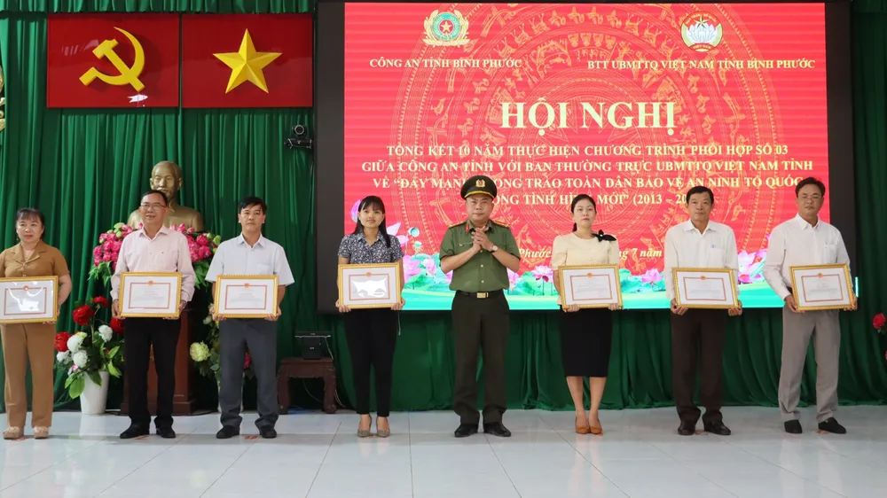 Lãnh đạo Công an tỉnh Bình Phước tặng giấy khen cho các tập thể, cá nhân điển hình có nhiều đóng góp trong phong trào Toàn dân bảo vệ an ninh Tổ quốc