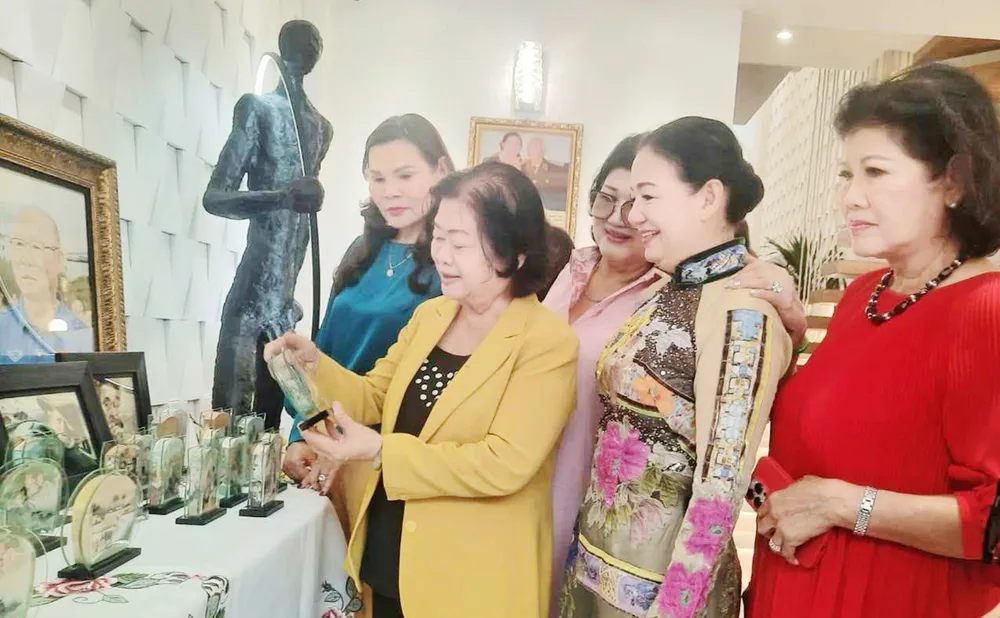 Các đại biểu và khách mời tham quan triển lãm của họa sĩ Ý Lan