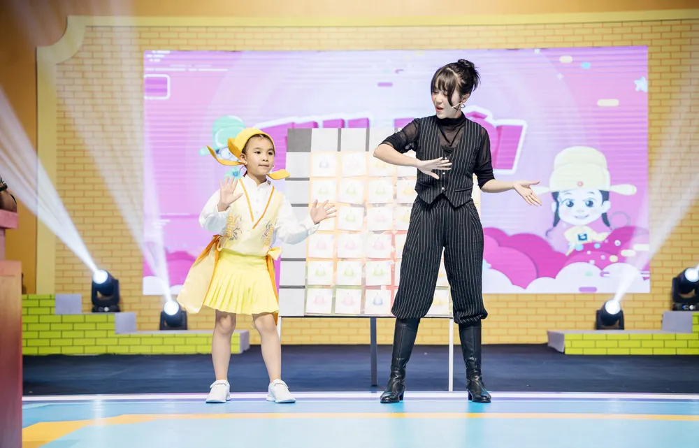 Trẻ nhỏ háo hức tham gia ghi hình chương trình Trạng nguyên nhí 2023. Ảnh: BTC