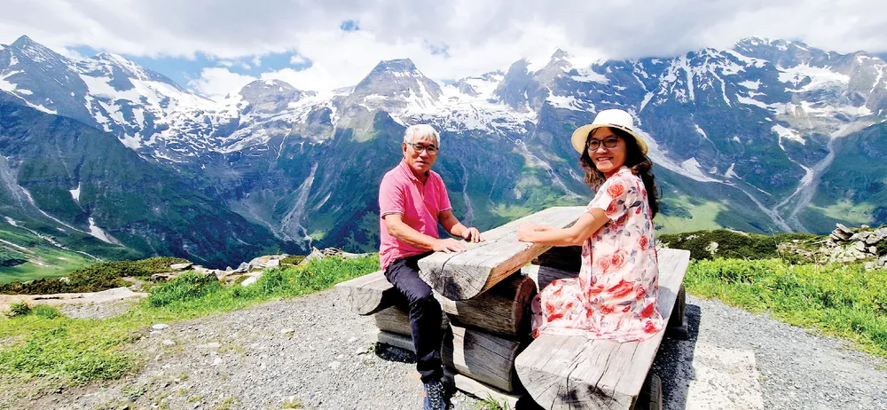 Bố và con trên một cung đường miền sơn cước Alps, châu Âu. Ảnh: NAM VINH