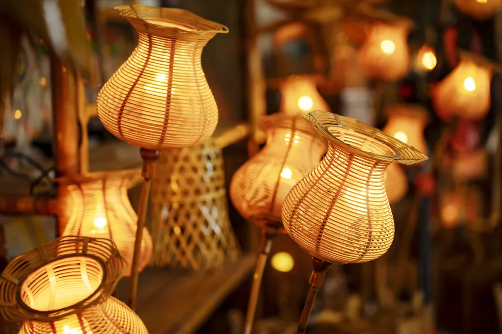 Đèn mây tre đa dạng về kiểu dáng, sắc sảo trong từng đường đan