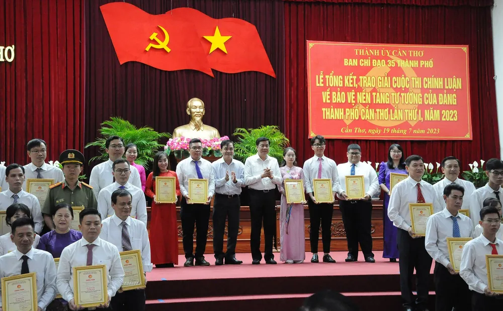 Ban tổ chức trao giải cho các tác giả đoạt giải tại cuộc thi Ban tổ chức trao giải cho các tác giả đoạt giải tại cuộc thi