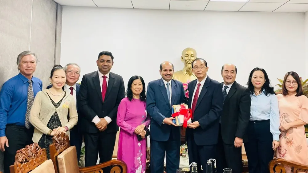 Chủ tịch Hội Hữu nghị Việt Nam - Ấn Độ TPHCM Huỳnh Thành Lập trao tặng Đại sứ Ấn Độ tại Việt Nam Sandeep Arya các xuất bản phẩm