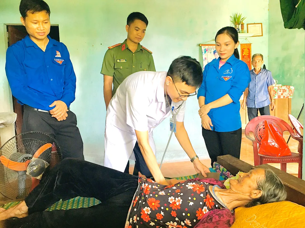 Thăm hỏi, khám bệnh, phát thuốc cho cựu thanh niên xung phong