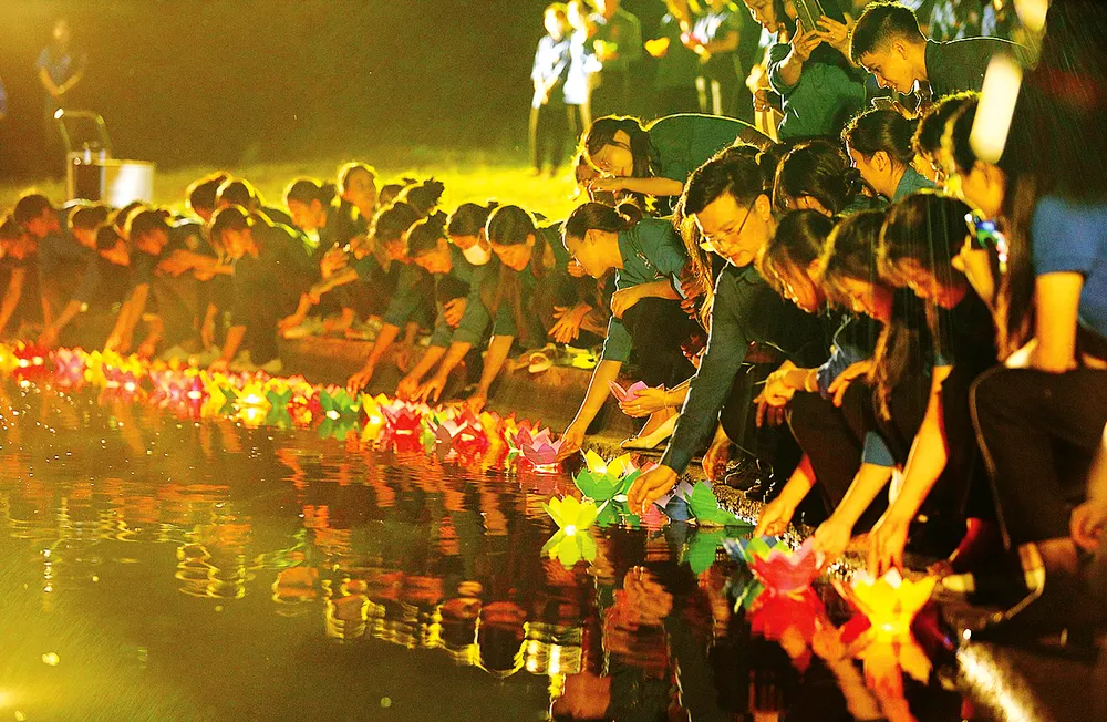 Tối 20-7, Tỉnh đoàn Hà Tĩnh tổ chức lễ thắp nến và thả hoa đăng tưởng nhớ, tri ân các anh hùng liệt sĩ tại hồ sinh thái trong Khu di tích Ngã ba Đồng Lộc. Ảnh: DƯƠNG QUANG