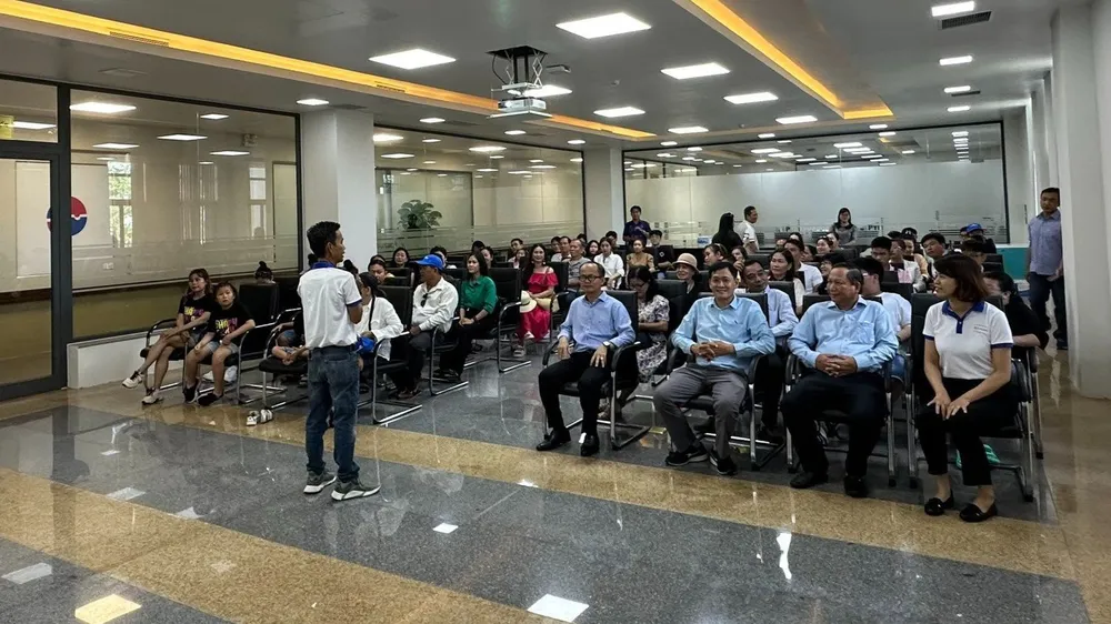 Nghe giới thiệu về hệ thống nhà xưởng, dây chuyền của nhà máy