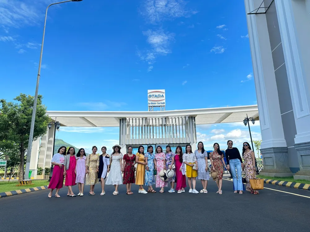 Khách hàng chụp hình tại nhà máy