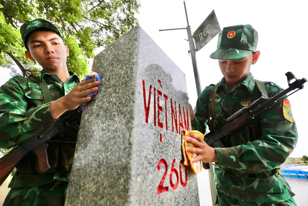 Chiến sĩ trẻ biên phòng làm nhiệm vụ bảo vệ biên giới quốc gia. Ảnh: DŨNG PHƯƠNG Chiến sĩ trẻ biên phòng làm nhiệm vụ bảo vệ biên giới quốc gia. Ảnh: DŨNG PHƯƠNG