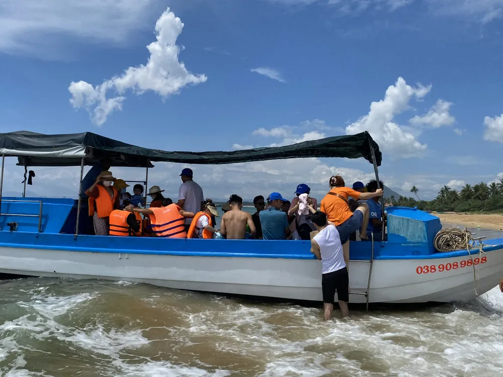 Xuống tàu tham quan lặn biển ngắm san hô