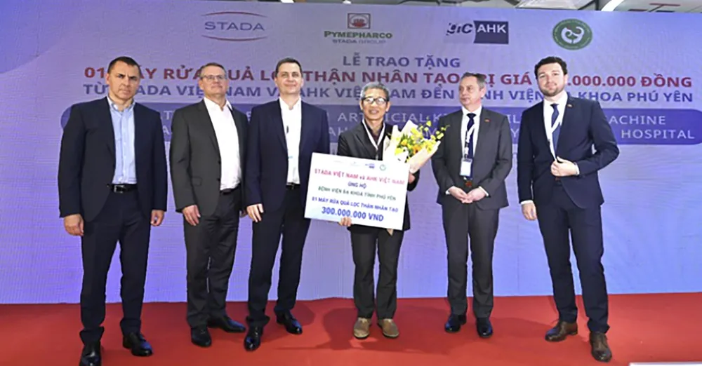 Lãnh đạo tập đoàn STADA trao tặng máy rửa, lọc thận nhân tạo cho đại diện Lãnh đạo Bệnh viện Đa khoa tỉnh Phú Yên