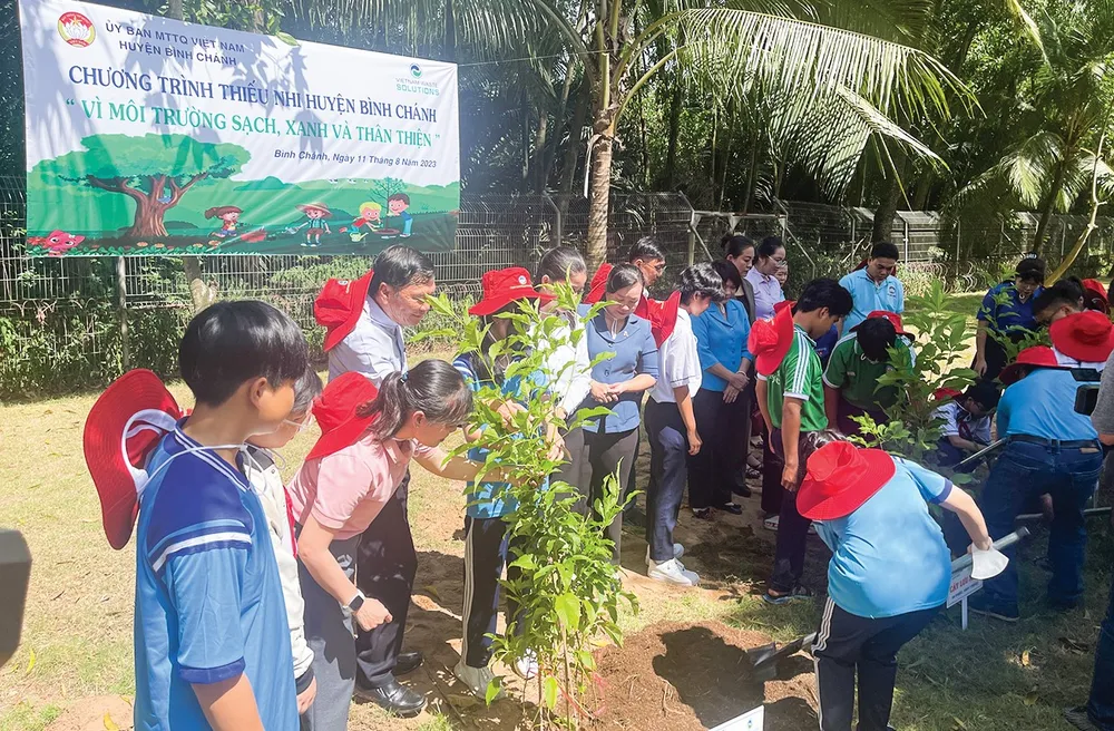 Các em tham gia trồng cây tại VWS