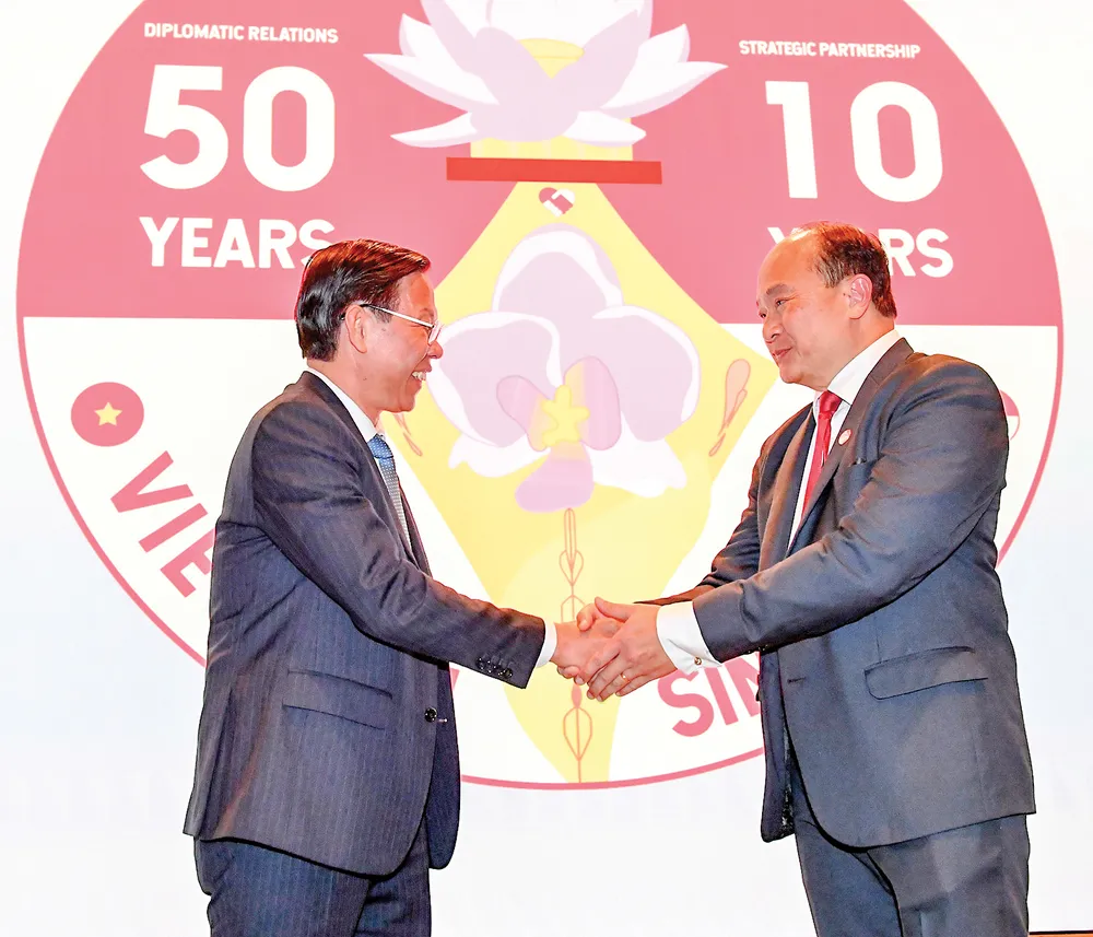 Chủ tịch UBND TPHCM Phan Văn Mãi chúc mừng Quốc khánh Singapore. Ảnh: VIỆT DŨNG Chủ tịch UBND TPHCM Phan Văn Mãi chúc mừng Quốc khánh Singapore. Ảnh: VIỆT DŨNG