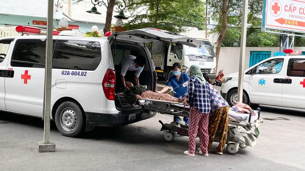 Nhân viên y tế đưa bệnh nhân từ xe cứu thương vào cấp cứu tại Bệnh viện Nhân dân 115 (TPHCM). Ảnh: BÙI TUẤN