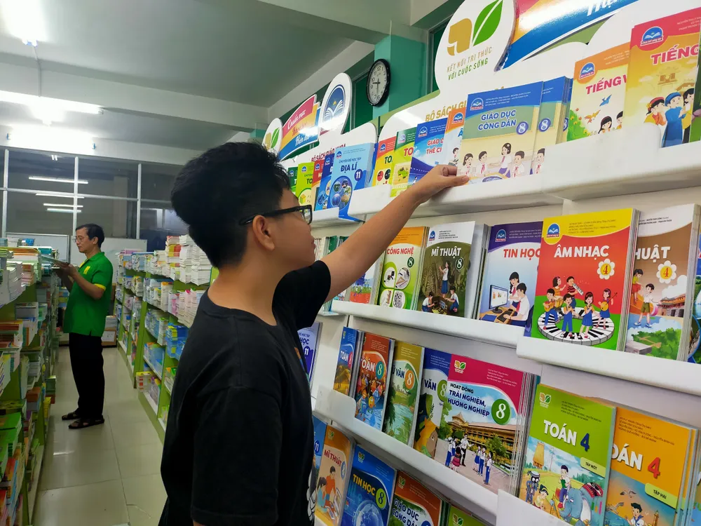 Học sinh tìm mua sách giáo khoa triển khai Chương trình Giáo dục phổ thông 2018