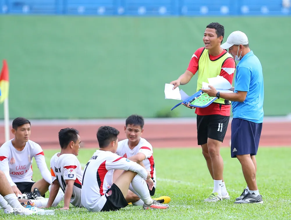 HLV Nguyễn Anh Đức mát tay khi cầm quân ở CLB Long An