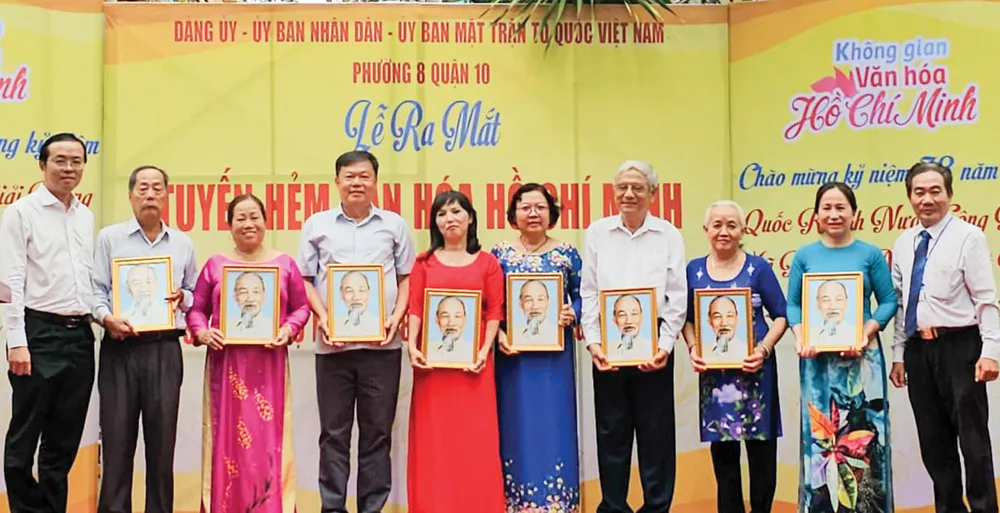 Trao tặng ảnh Bác Hồ cho các hộ dân tại tuyến hẻm 223 Nguyễn Tiểu La, quận 10 Trao tặng ảnh Bác Hồ cho các hộ dân tại tuyến hẻm 223 Nguyễn Tiểu La, quận 10