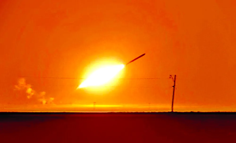 Tên lửa được phóng trong cuộc tập trận của Triều Tiên rạng sáng 2-9. Ảnh: Kyodo