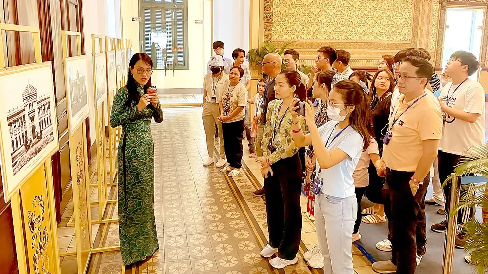 Đông đảo du khách tham quan trụ sở HĐND - UBND TPHCM dịp lễ Quốc khánh năm nay. Ảnh: THI HỒNG Đông đảo du khách tham quan trụ sở HĐND - UBND TPHCM dịp lễ Quốc khánh năm nay. Ảnh: THI HỒNG