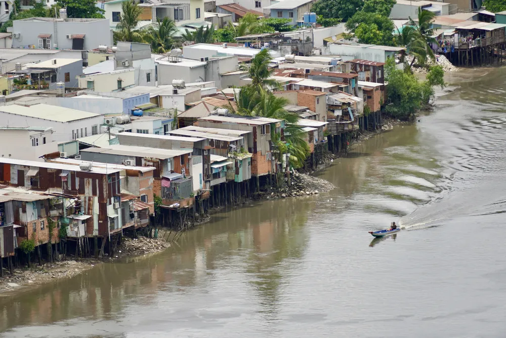Nhà xây tự phát lấn dòng rạch Ông Lớn ở phường 1, quận 8, TPHCM. Ảnh: Hoàng Hùng