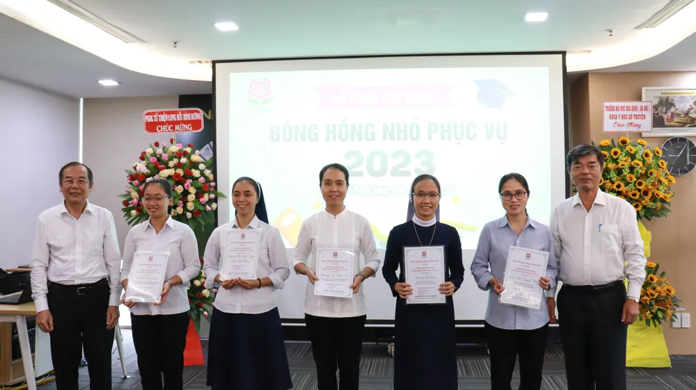 TS. Đỗ Mạnh Cường (Phó Chủ tịch Hội đồng Quản lý Quỹ Từ thiện Bông Hồng Nhỏ - Chủ tịch Hội đồng phỏng vấn học bổng) và PGS. TS. Thái Bá Cần (Ủy viên Ban Kiểm soát Quỹ) trao Giấy chứng nhận học bổng “Bông Hồng Nhỏ Phục Vụ”