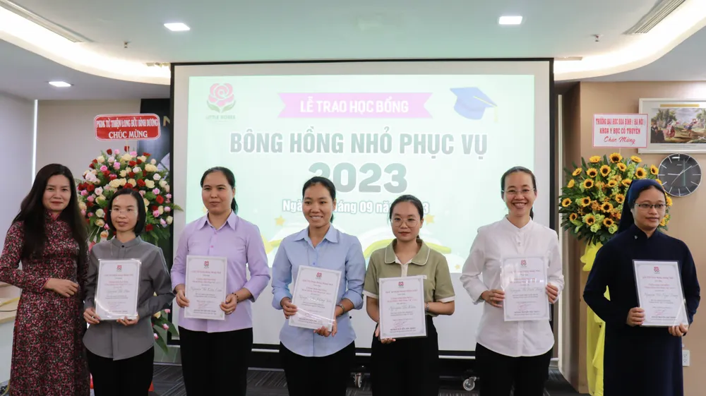 ThS. Nguyễn Thị Cẩm Lệ (Phó Hiệu trưởng Trường Đại học Gia Định) trao Giấy chứng nhận học bổng “Bông Hồng Nhỏ Phục Vụ” cho các sinh viên